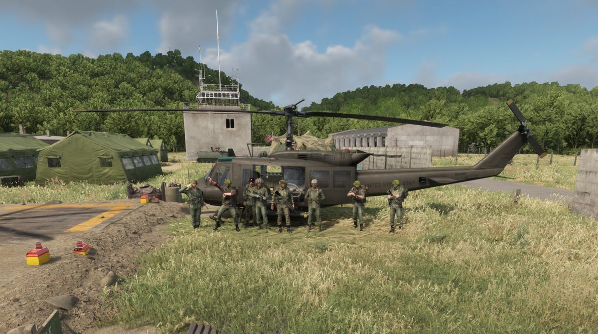 Escuadrón en helipuerto con UH-1 Huey